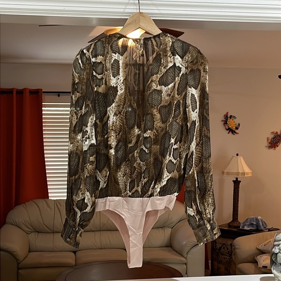 Strut & Bolt Bodysuit Women’s One Snap V-neck Snake Print Size S - Picture 2 of 6